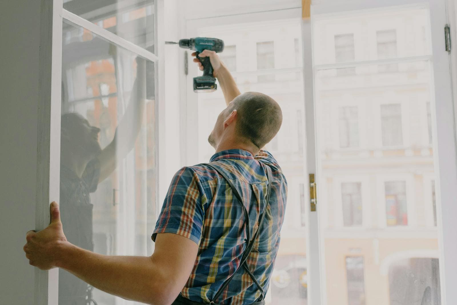 Sacramento Handyman professional on the job